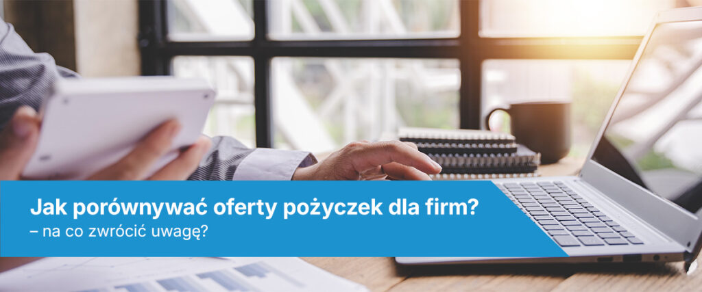 Osoba przeglądająca dane finansowe na tablecie i laptopie przy biurku, z kawą i notatnikiem