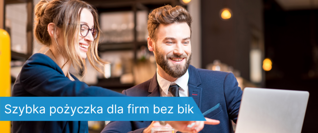 Mężczyzna i kobieta w eleganckich ubraniach siedzący przy stole, uśmiechają się i wskazują na ekran laptopa