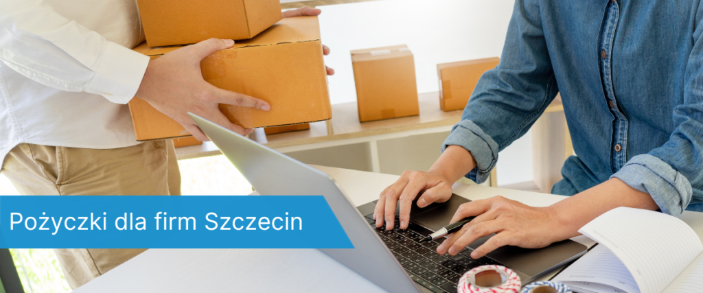 Jedna osoba wpisuje dane do laptopa, druga trzyma kartonowe paczki; na stole leży zeszyt, sznurki i laptop